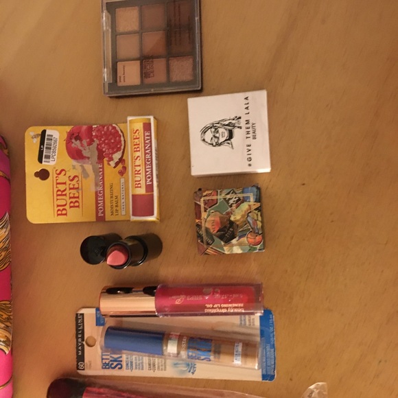 9pc Makeup Bundle Bronzer Eye Shadows Lip balm Concealer Brush Lip Oil Bag etc - Picture 4 of 12